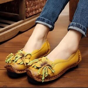 Socofy Vibrant Butter Yellow & Green Flats with Floral Accents NWOT💛
